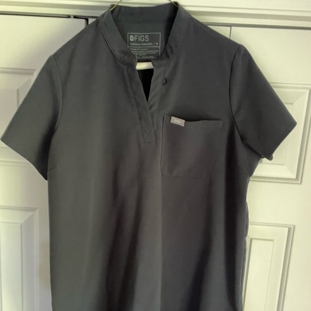 Figs scrub top
